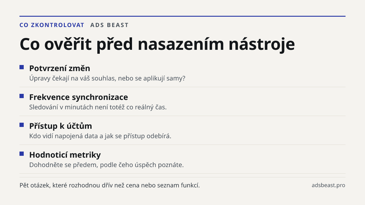 Co ověřit před nasazením nástroje. Potvrzení změn: Úpravy čekají na váš souhlas, nebo se aplikují samy?; Frekvence synchronizace: Sledování v minutách není totéž co reálný čas.; Přístup k účtům: Kdo vidí napojená data a jak se přístup odebírá.; Hodnoticí metriky: Dohodněte se předem, podle čeho úspě