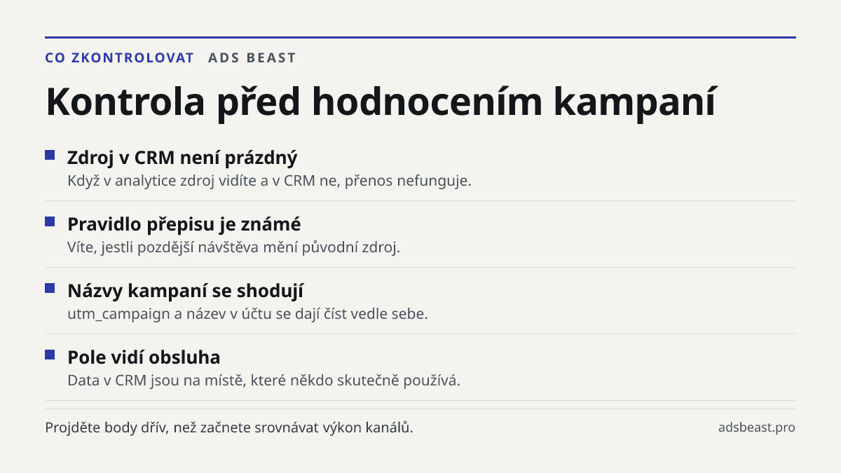 Kontrola před hodnocením kampaní. Zdroj v CRM není prázdný: Když v analytice zdroj vidíte a v CRM ne, přenos nefunguje.; Pravidlo přepisu je známé: Víte, jestli pozdější návštěva mění původní zdroj.; Názvy kampaní se shodují: utm_campaign a název v účtu se dají číst vedle sebe.; Pole vidí obsluha: D